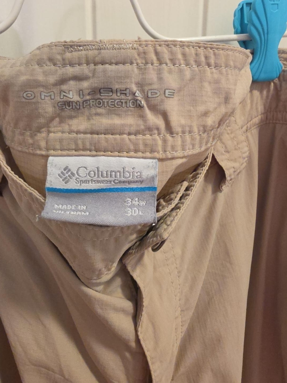 Columbia Men's Cargo Pants in Light Khaki - Picture 4 of 5